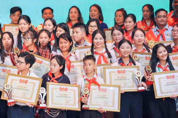 Nguyễn Ngọc Gia Hân vinh dự nhận giải thưởng Kim Đồng từ Ban Chấp hành Trung ương Đoàn TNCS Hồ Chí Minh.