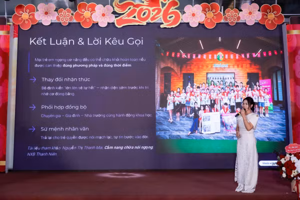 Diễn giả Nguyễn Cao Huyền Thương chia sẻ tham luận tại tọa đàm.