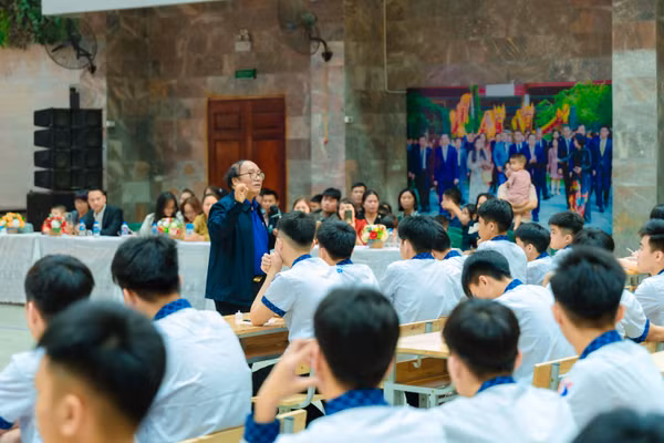 Nhà thơ Trần Đăng Khoa mang tới chương trình những thông điệp ý nghĩa cho học trò.