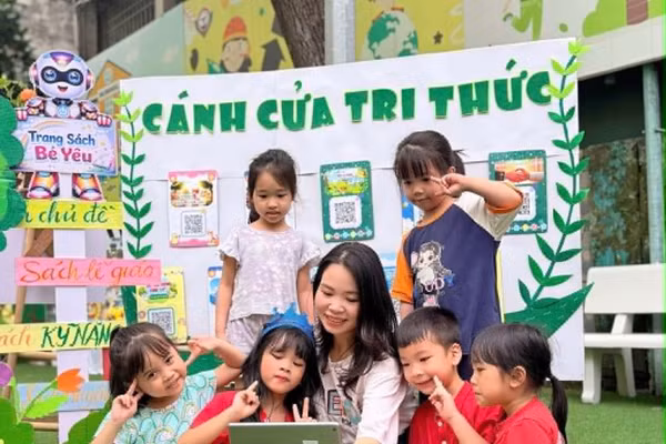 Cô trò Trường Mầm non Vĩnh Tuy (Hà Nội)