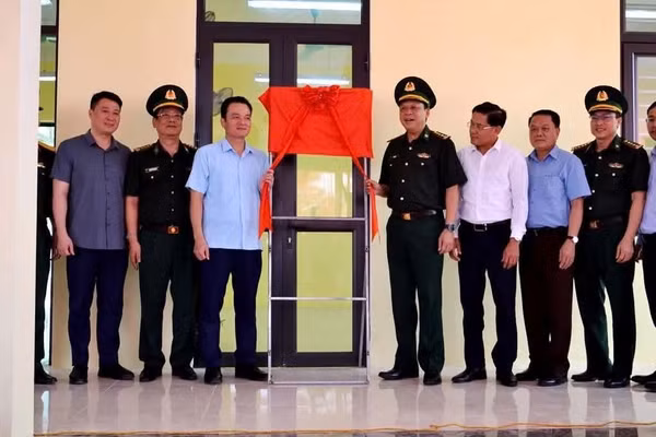 Các đơn vị cắt băng khánh thành và bàn giao điểm trường xã Khái Tủng, Trường Mầm non - Tiểu học Tả Ngài Chồ, xã Pha Long (Lào Cai),