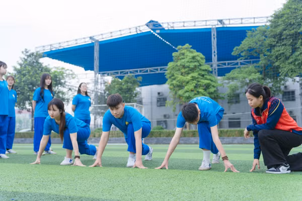 Cùng học sinh luyện tập trên sân cỏ. 
