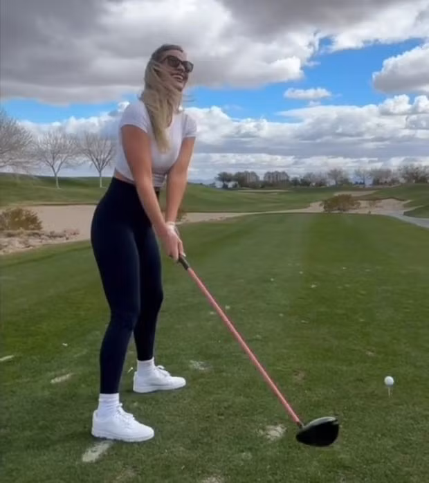 Paige cười vui vẻ trên sân golf. Ngoại hình tuyệt đẹp của tay golf nóng bỏng nhất nước Mỹ