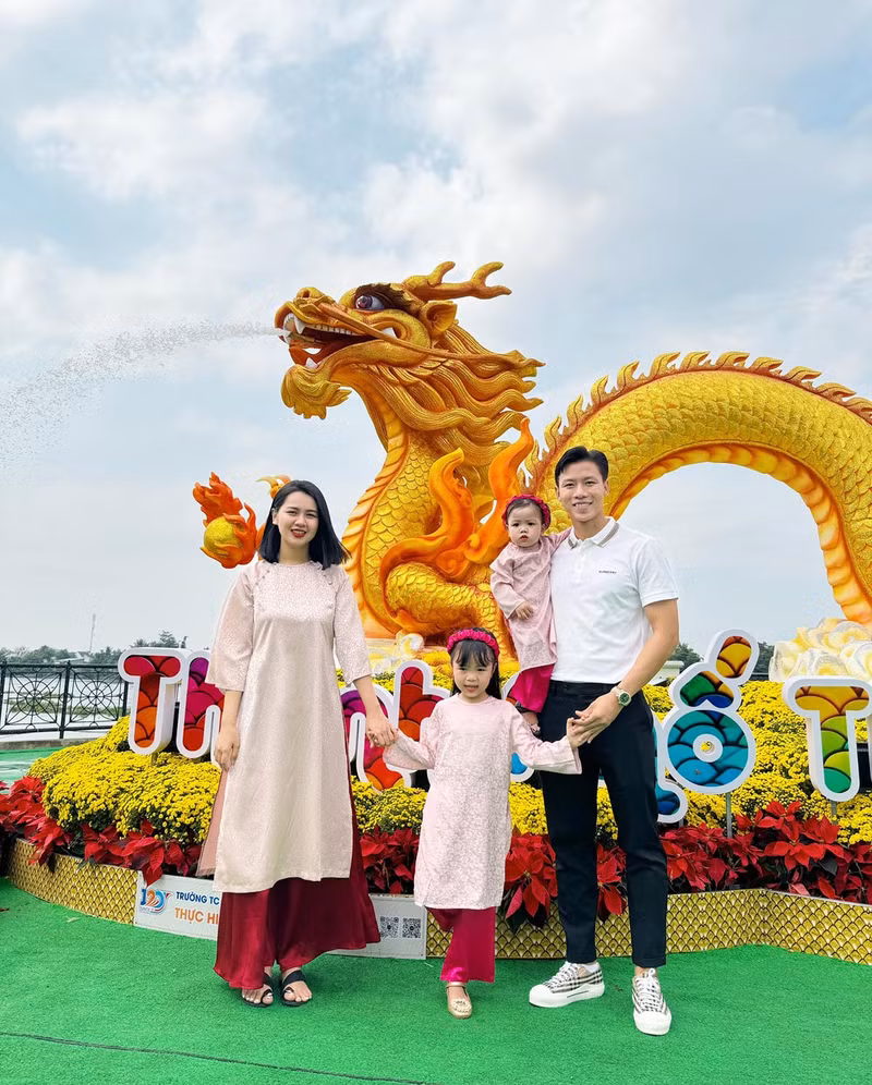 Dàn cầu thủ Việt 'lột xác' bảnh bao bên vợ con dịp Tết