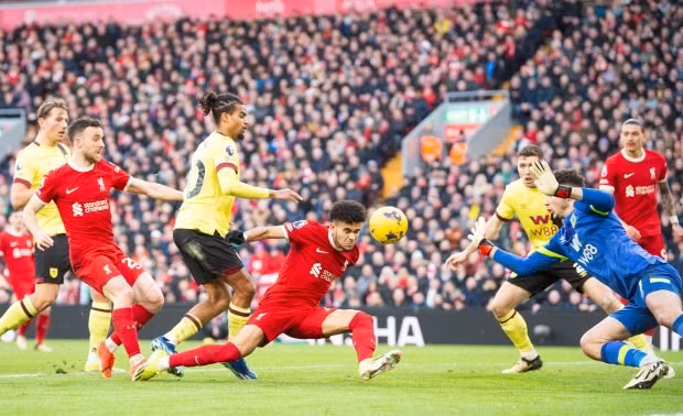 Luis Diaz cúi thấp người đánh đầu ghi bàn. Kết quả vòng 23 Ngoại hạng Anh: Liverpool đòi lại ngôi đầu