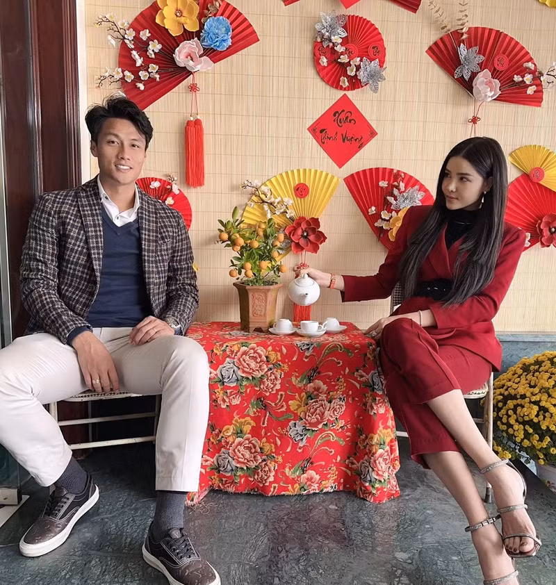 Dàn cầu thủ Việt 'lột xác' bảnh bao bên vợ con dịp Tết
