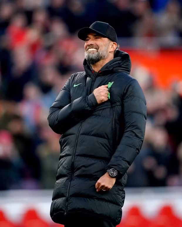 Đoàn quân của Jurgen Klopp gặp nhiều áp lực khi đối đầu với Burnley, bởi trước đó Man City thắng Everton 2-0 để leo lên đỉnh bảng xếp hạng. Kết quả vòng 23 Ngoại hạng Anh: Liverpool đòi lại ngôi đầu