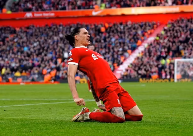Cú đúp bàn thắng của Darwen Nunez ở phút 52 và 79 giúp Liverpool thắng 3-1. Kết quả vòng 23 Ngoại hạng Anh: Liverpool đòi lại ngôi đầu