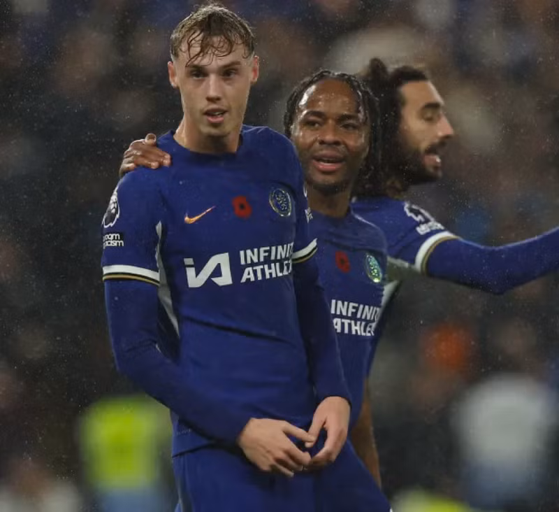 Palmer cũng chia sẻ rằng mình được đàn anh Raheem Sterling dìu dắt. Cole Palmer ‘xát muối’ vào đội bóng cũ Man City