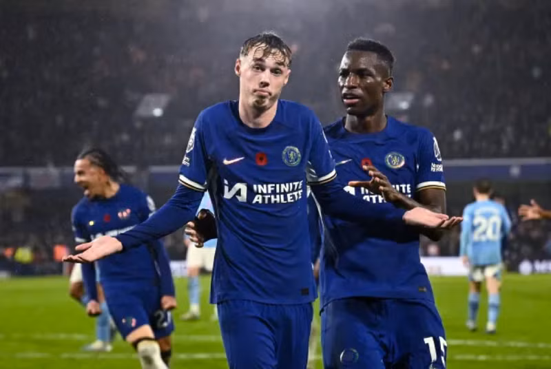 Cole Palmer ‘xát muối’ vào đội bóng cũ Man City sau khi thực hiện thành công quả phạt đền ở phút bù giờ để quân bình tỷ số 4-4 cho Chelsea ở vòng 12 Ngoại hạng Anh. Cole Palmer ‘xát muối’ vào đội bóng cũ Man City