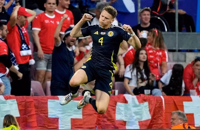 Scott McTominay đưa Scotland vươn lên dẫn trước ở phút 13. Thụy Sĩ đặt một chân vào vòng 16 đội EURO 2024