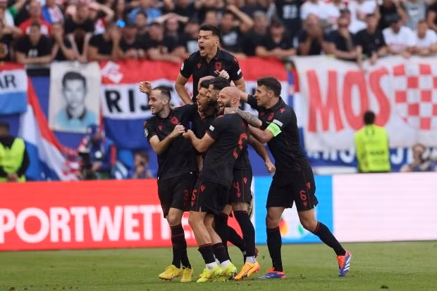 Albania ghi bàn gỡ hòa 2-2 ở phút bù giờ. Cổ động viên quyến rũ nhất châu Âu 'đốt nóng' khán đài trận Albania – Croatia