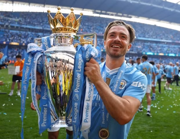 Jack Grealish rạng rỡ với chiếc cúp. Chùm ảnh: Man City vô địch, làm nên lịch sử Ngoại hạng Anh