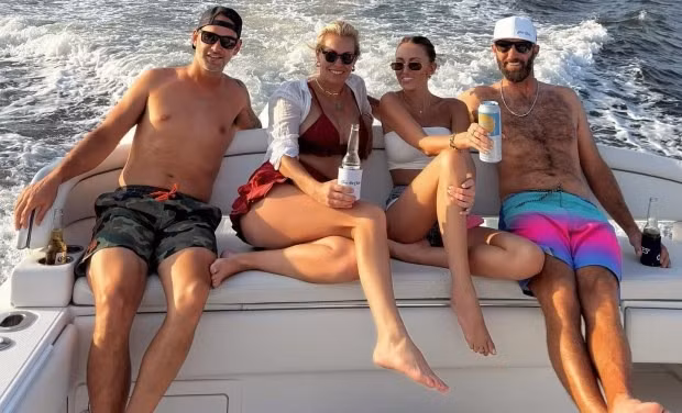 Tay golf Dustin Johnson (39 tuổi, ngoài cùng bên phải) từng giành được 2 chức vô địch lớn, gồm Giải Mỹ mở rộng 2016 và Giải đấu Masters 2020. Nàng WAG tay golf Mỹ khoe ảnh bikini tuyệt đẹp