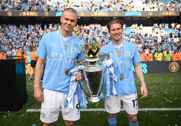 Erling Haaland cùng Kevin De Bruyne cầm cúp vô địch. Chùm ảnh: Man City vô địch, làm nên lịch sử Ngoại hạng Anh