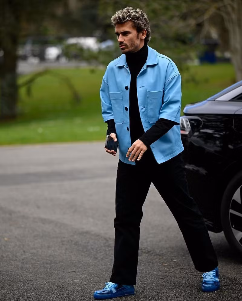 Tiền đạo Antoine Griezmann cũng được khen ăn mặc đầy ‘lãng tử’. Choáng với phong cách thời trang sành điệu của dàn sao tuyển Pháp