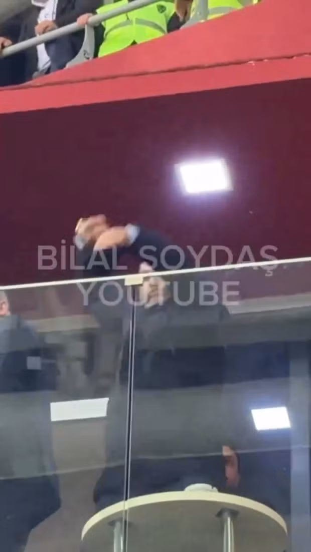 Các thành viên Hội đồng quản trị Fenerbahce ném vật vào người hâm mộ Trabzonspor. Chùm ảnh: Bạo lực gây chấn động bóng đá Thổ Nhĩ Kỳ