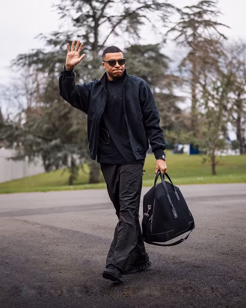 Tiền đạo Kylian Mbappe có gu thời trang năng động khi tập trung cùng tuyển Pháp. Choáng với phong cách thời trang sành điệu của dàn sao tuyển Pháp
