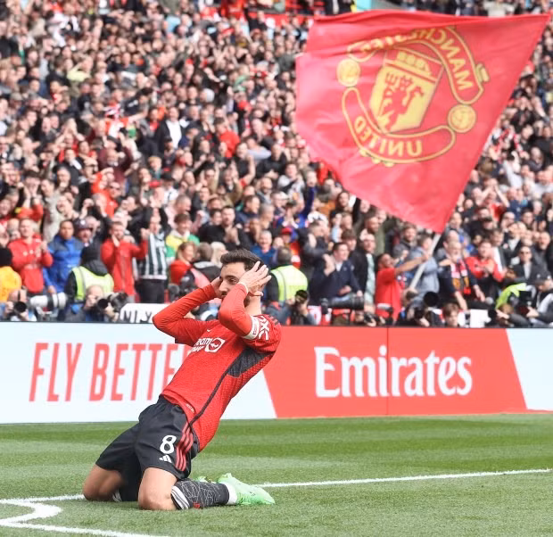 Man Utd vào chung kết FA Cup sau khi để đội bóng hạng dưới Coventry cầm hoà 3-3 sau 120 phút, trước khi thắng 4-2 trên chấm luân lưu tối 21/4. Chùm ảnh: Man United lầm lũi rời sân dù vào chung kết FA Cup