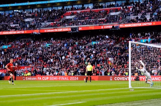 Chiến thắng xấu hổ khiến không cầu thủ nào của Man Utd chạy đến chia vui với Hojlund dù anh vừa đưa đội nhà vào chung kết FA Cup. Chùm ảnh: Man United lầm lũi rời sân dù vào chung kết FA Cup