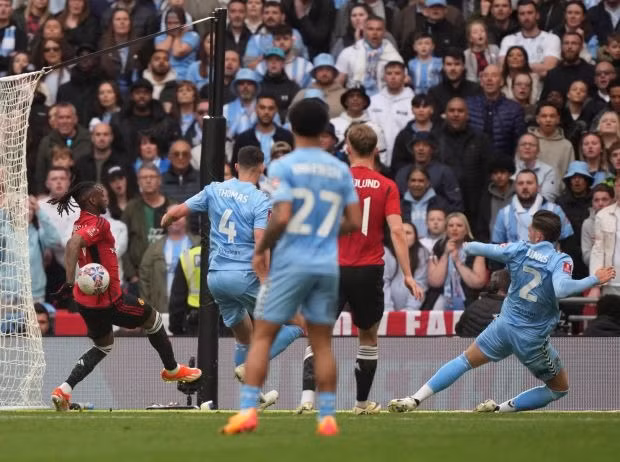 Aaron Wan-Bissaka để bóng chạm tay khiến Man Utd bị phạt 11m. Chùm ảnh: Man United lầm lũi rời sân dù vào chung kết FA Cup