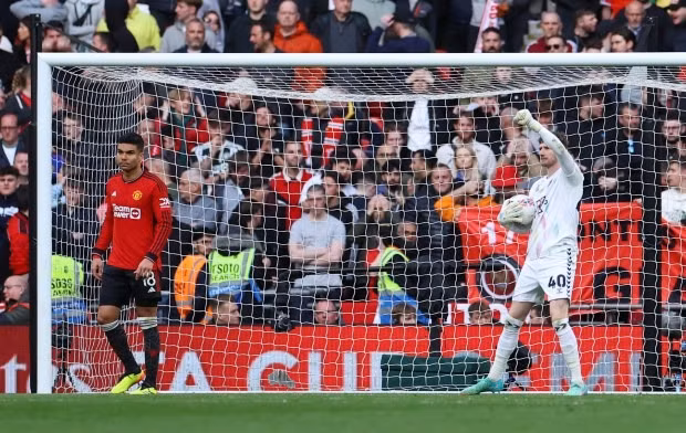 Casemiro đá hỏng quả luân lưu của ‘Quỷ đỏ’. Chùm ảnh: Man United lầm lũi rời sân dù vào chung kết FA Cup