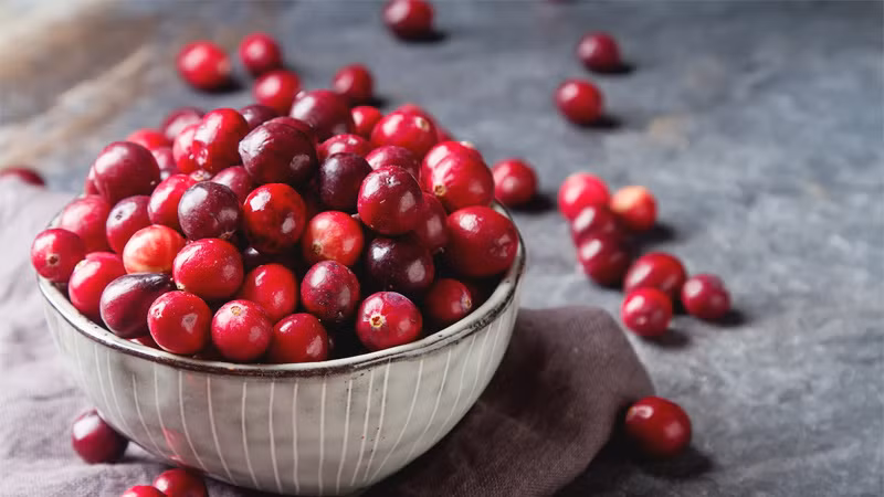 Nước ép từ quả nam việt quất có khả năng làm giảm độ pH trong nước tiểu giúp ngăn ngừa sự hình thành sỏi struvite trong thận. Top loại quả khắc tinh của sỏi thận bán nhiều ở chợ