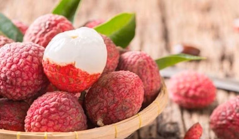 Quả vải rất giàu vitamin C giúp bổ sung năng lượng, cải thiện triệu chứng khó ngủ, mệt mỏi do bệnh thận gây ra. Top loại quả khắc tinh của sỏi thận bán nhiều ở chợ