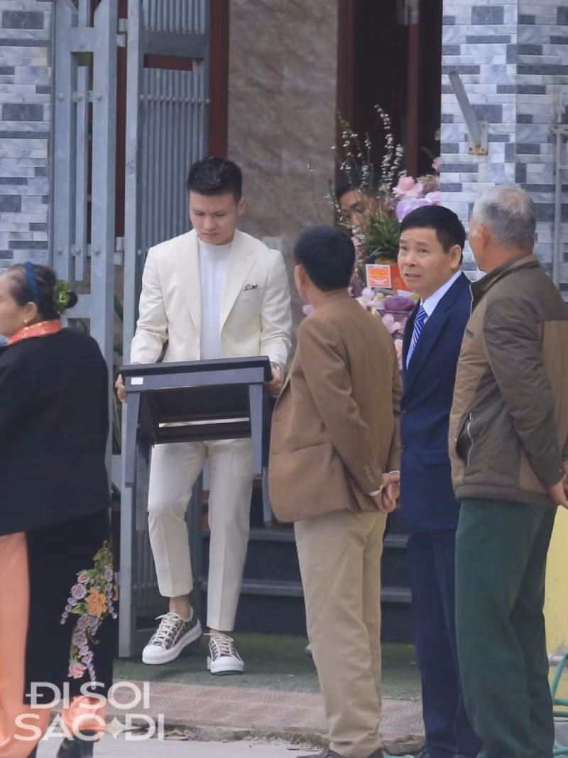 Quang Hải diện suit trắng bảnh bao và tự tay bưng ghế chuẩn bị cho buổi lễ trọng đại của cuộc đời. Những hình ảnh đầu tiên Quang Hải đi hỏi cưới bạn gái Chu Thanh Huyền