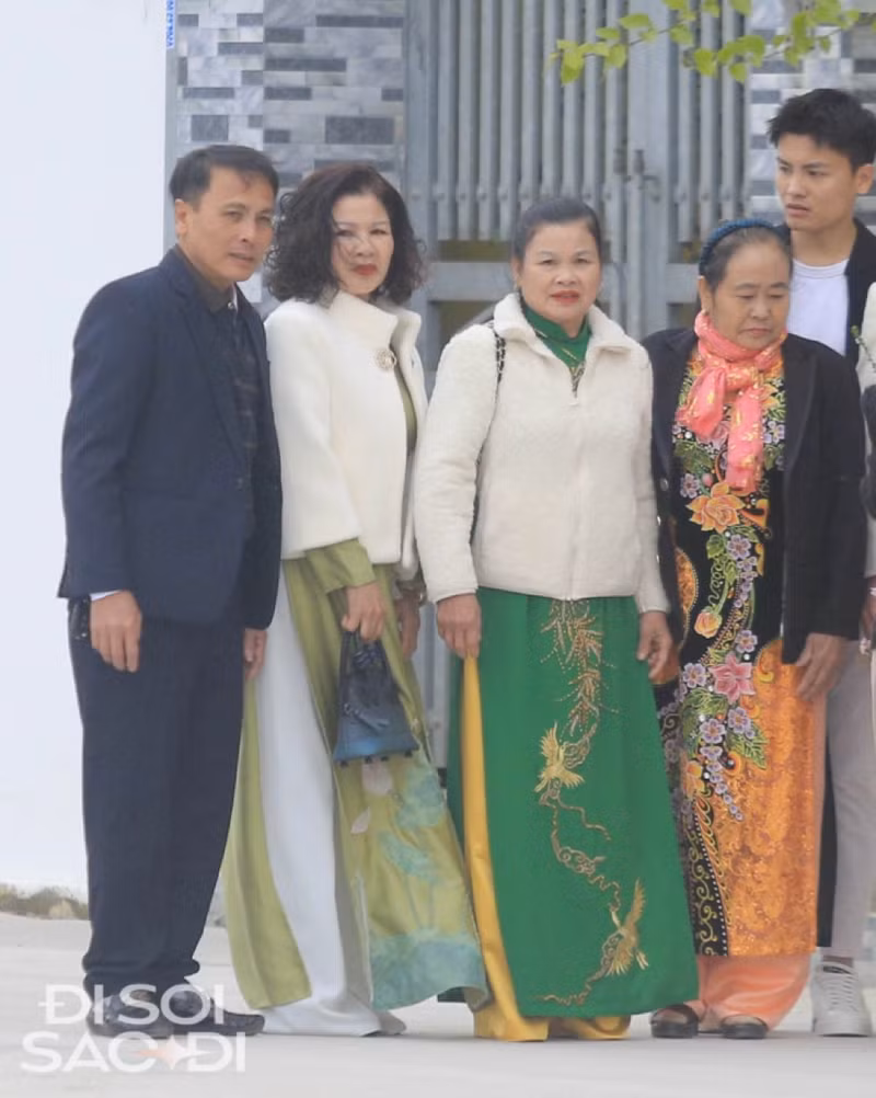 Bố mẹ của tiền vệ Quang Hải ngoài cùng bên trái. Những hình ảnh đầu tiên Quang Hải đi hỏi cưới bạn gái Chu Thanh Huyền