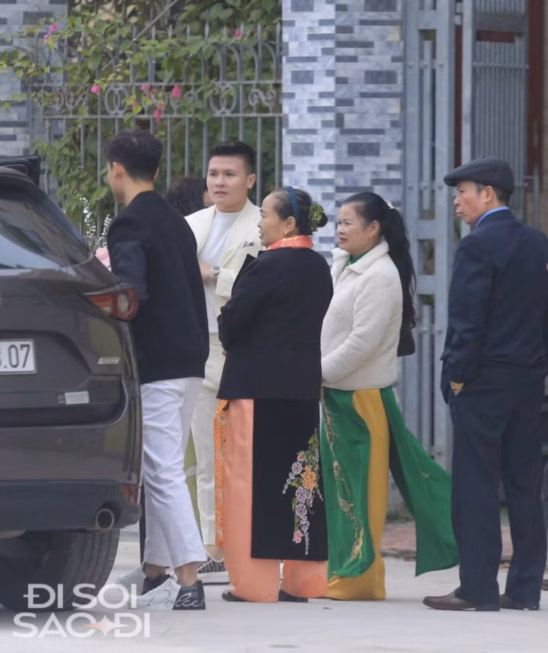 Quãng đường đi từ nhà Quang Hải đến nhà Thanh Huyền mất khoảng 1 tiếng. Những hình ảnh đầu tiên Quang Hải đi hỏi cưới bạn gái Chu Thanh Huyền