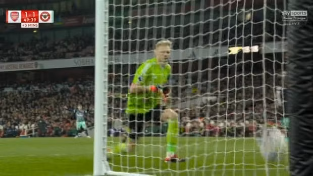 Từ từ lăn vào lưới trong sự bất lực của thủ thành Aaron Ramsdale. Bàn thắng ‘trời cho’ giúp Brentford quân bình tỷ số 1-1 ở phút bù giờ hiệp một. Thủ môn mắc sai lầm khó tin, Arsenal vẫn chiếm ngôi đầu Ngoại hạng Anh