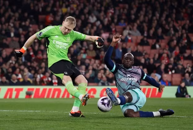 Nhưng sai lầm khó tin của thủ môn Aaron Ramsdale đã khiến Arsenal phải trả giá. Thủ môn mắc sai lầm khó tin, Arsenal vẫn chiếm ngôi đầu Ngoại hạng Anh
