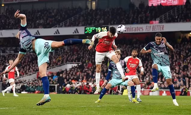 Ngôi sao người Đức đánh đầu ghi bàn nâng tỷ số lên 2-1 cho Arsenal ở phút 86. Thủ môn mắc sai lầm khó tin, Arsenal vẫn chiếm ngôi đầu Ngoại hạng Anh
