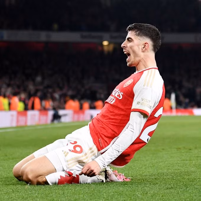 Đúng thời điểm khó khăn nhất thì tân binh Kai Havertz lên tiếng. Thủ môn mắc sai lầm khó tin, Arsenal vẫn chiếm ngôi đầu Ngoại hạng Anh