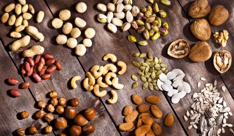 Một nắm nhỏ các loại hạt giàu chất béo lành mạnh, Protein và chất xơ mỗi ngày có tác dụng tuyệt vời trong việc giảm nguy cơ mắc bệnh tim. Top thực phẩm dễ mua giúp bạn sống thọ, bán nhiều ở chợ Việt