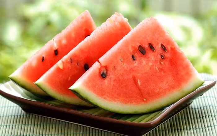 Dưa hấu có tác dụng lợi tiểu đối với người mắc bệnh sỏi thận. Top loại quả khắc tinh của sỏi thận bán nhiều ở chợ