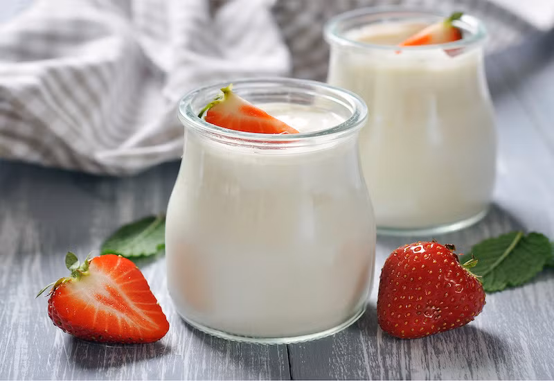 Sữa chua và thực phẩm lên men sẽ thúc đẩy hệ vi sinh vật đường ruột khỏe mạnh, hỗ trợ chức năng tiêu hóa và miễn dịch tốt hơn. Top thực phẩm dễ mua giúp bạn sống thọ, bán nhiều ở chợ Việt