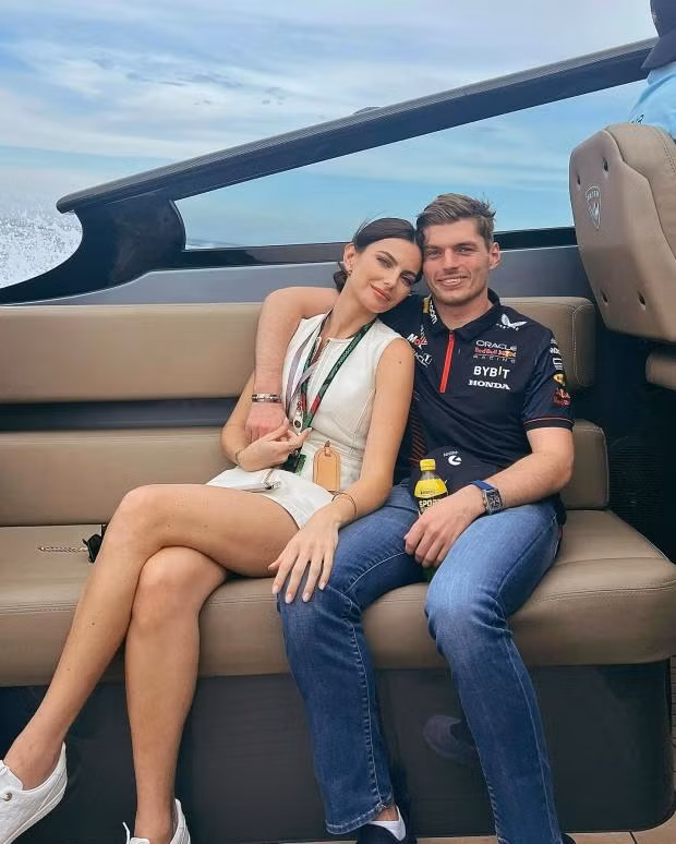 Kelly đang hẹn hò với tay đua F1 nổi tiếng Max Verstappen. Bạn gái tay đua F1 Max xuất hiện lộng lẫy tại Tuần lễ thời trang Paris