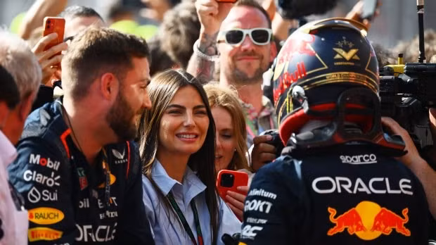 Kelly luôn ủng hộ Max Verstappen trên mọi chặng đua. Bạn gái tay đua F1 Max xuất hiện lộng lẫy tại Tuần lễ thời trang Paris