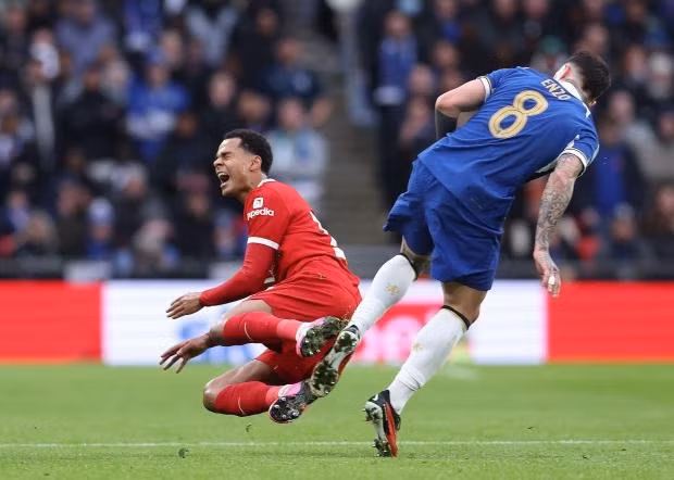 Các pha phạm lỗi khắp sân. Chùm ảnh: Liverpool hạ Chelsea, vô địch Cúp Liên đoàn Anh