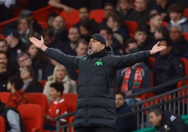 Jurgen Klopp có lúc tỏ ra giận dữ bên ngoài đường biên. Chùm ảnh: Liverpool hạ Chelsea, vô địch Cúp Liên đoàn Anh