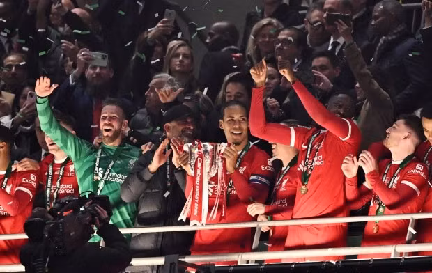 Virgil van Dijk và các đồng đội sẽ còn cơ hội để vô địch Ngoại hạng Anh và Europa League. Chùm ảnh: Liverpool hạ Chelsea, vô địch Cúp Liên đoàn Anh