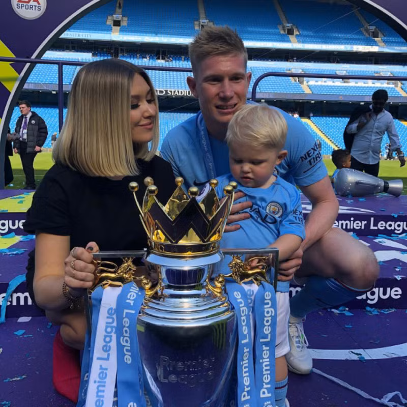 Kể từ khi gia nhập Man City, nhạc trưởng Bruyne đã 5 lần vô địch Ngoại hạng Anh Vợ xinh đẹp giúp nhạc trưởng Man City thăng hoa trong sự nghiệp