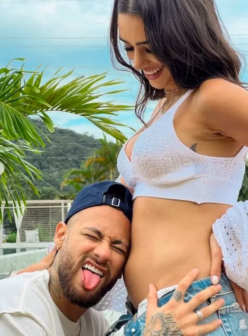 Neymar trước đó đã có con riêng 12 tuổi. Neymar ‘say đắm’ bên gái lạ trong lúc bạn gái bầu 8 tháng