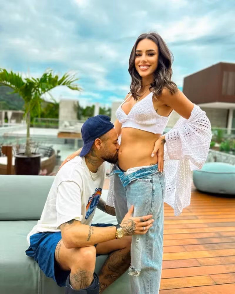 Còn Neymar cũng từng thể hiện sự vui mừng vì lần thứ hai làm cha. Neymar ‘say đắm’ bên gái lạ trong lúc bạn gái bầu 8 tháng