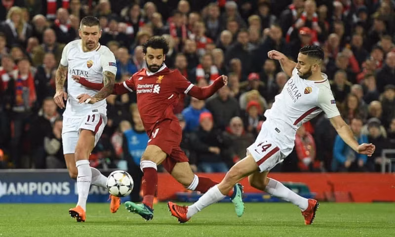 Mohamed Salah (áo đỏ) lập tức tỏa sáng sau khi cập bến Liverpool hè 2017. Mùa đầu tiên anh ghi 32 bàn tại Ngoại hạng Anh và 52 bàn mọi đấu trường. 10 ngôi sao vừa gia nhập đội bóng mới đã lập tức tỏa sáng