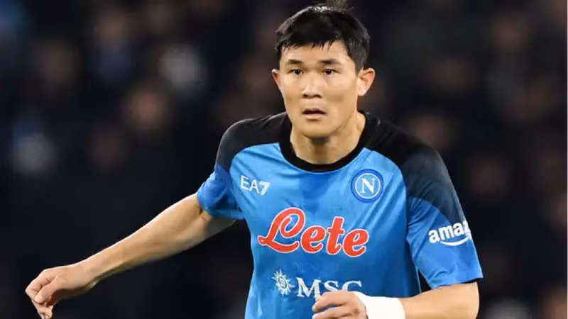Ngôi sao Hàn Quốc Kim Min-jae (phải) cập bến Napoli hè 2022 và ngay lập tức toả sáng giúp đội lần đầu vô địch Serie A sau 33 năm. 10 ngôi sao vừa gia nhập đội bóng mới đã lập tức tỏa sáng