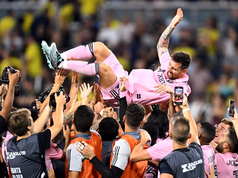 Lionel Messi tỏa sáng rực rỡ sau khi rời PSG gia nhập Inter Miami hè 2023. Hiện anh đã ghi 11 bàn và 8 kiến tạo qua 11 trận cho đội bóng Mỹ. 10 ngôi sao vừa gia nhập đội bóng mới đã lập tức tỏa sáng