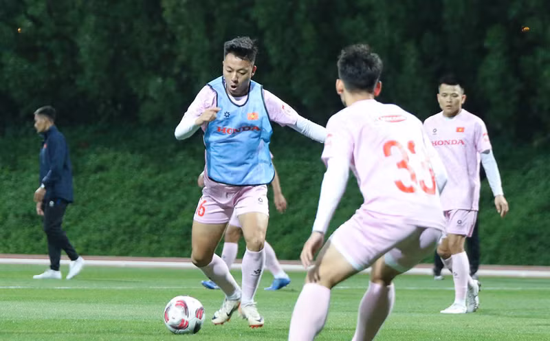 Trước khi chính thức tranh tài tại Asian Cup 2023, đội tuyển Việt Nam sẽ đá giao hữu với Kyrgyzstan ngày 9/1. Chùm ảnh tuyển Việt Nam hăng say tập buổi đầu tiên ở Qatar
